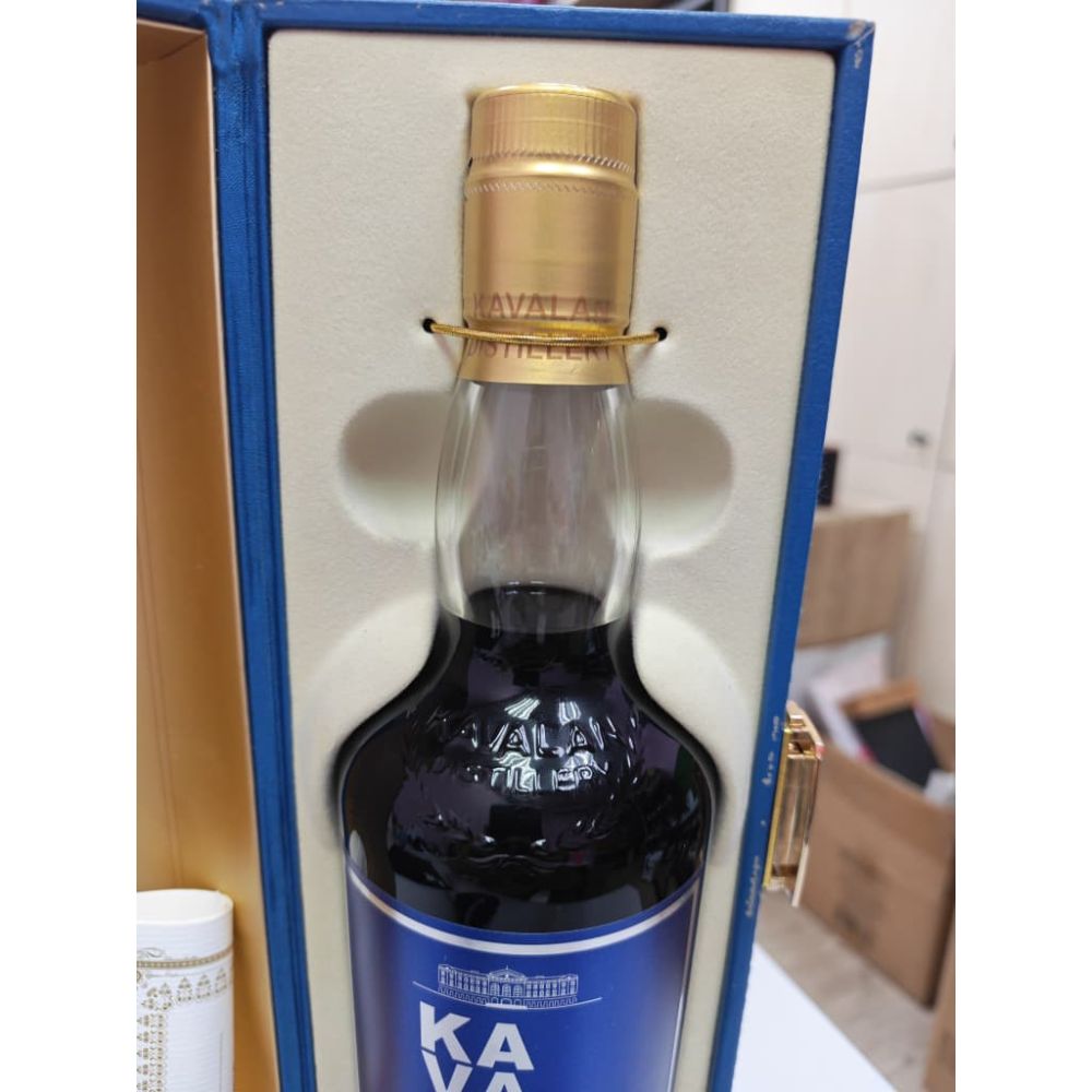 Kavalan Solist Vinho Barrique (Earlier releases) Single Cask Cask Strength (pre 2020) ABV 57.8% 70cl with Gift Box (Vintage bottle. The box is not in good condition due to age, but the whisky bottle itself is in excellent condition.) (W120309002A)