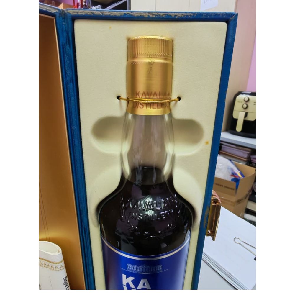 Kavalan Solist Vinho Barrique (Earlier releases) Single Cask Cask Strength (pre 2020) ABV 57.1% 70cl with Gift Box (Vintage bottle. The box is not in good condition due to age, but the whisky bottle itself is in excellent condition.)(W090325114)